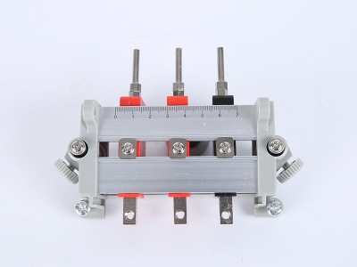 HH2017B單相鋁合金下出線(xiàn)表座（3滑塊-105、125MM-孔距，M8-螺桿）